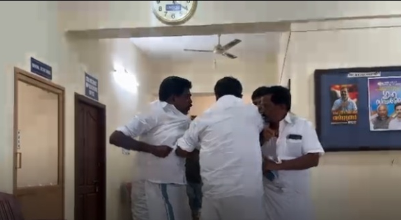  കാസർഗോഡ് ഡിസിസി ഓഫീസിലെ തമ്മിലടി; സംഘർഷത്തിന്റെ ദൃശ്യങ്ങൾ ഫോണിൽ പകർത്തിയ നേതാവിനെതിരെ അച്ചടക്ക നടപടി