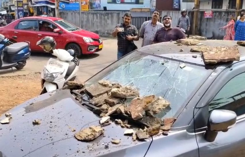  കണ്ണൂർ കാൽടെക്സിൽ കെട്ടിടത്തിൻ്റെ കോൺക്രീറ്റ് പാളി കാറിന് മുകളിൽ വീണു