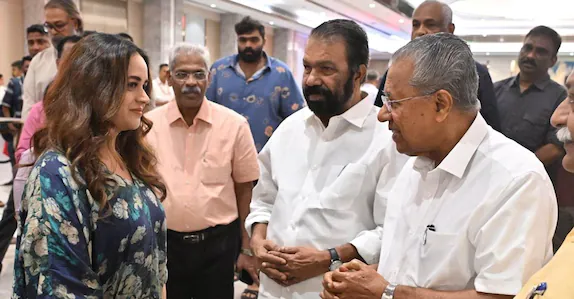  മുഖ്യമന്ത്രി പിണറായി വിജയന്‍ സംഘടിപ്പിച്ച ക്രിസ്മസ് വിരുന്നിൽ പങ്കെടുത്ത് നടി ഭാവന