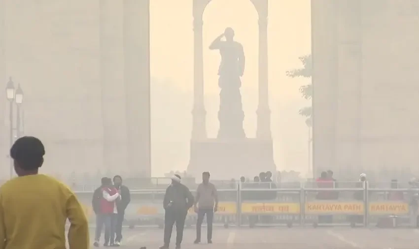  ശ്വാസംമുട്ടി ഡൽഹി; ഡൽഹിയിലെ വായു ​ഗുണനിലവാരം അപകടകരമായി തുടരുന്നു