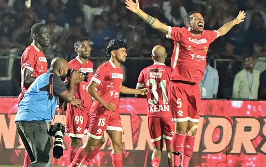  സൂപ്പര്‍ ലീഗ് കേരള കിരീടം കണ്ണൂര്‍ വാരിയേഴ്‌സിന്