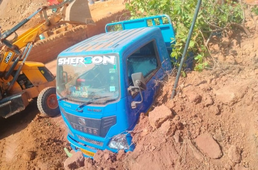  കൂത്തുപറമ്പ് വലിയ വെളിച്ചത്ത് പണയിൽ ലോറിക്ക് മുകളിൽ മണ്ണിടിഞ്ഞ് വീണ് ഡ്രൈവർക്ക് ദാരുണാന്ത്യം