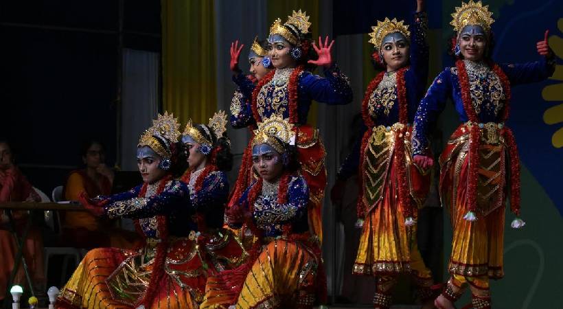  സംസ്ഥാന സ്കൂൾ കലോത്സവം രണ്ടാമത്തെ ദിവസത്തിലേക്ക് കടക്കുമ്പോൾ ഇഞ്ചോടിഞ്ച് പോരാട്ടം