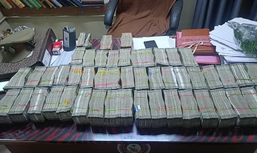  വാളയാറിൽ രേഖകളില്ലാതെ 1.18 കോടിയുമായി ദമ്പതികൾ പിടിയിൽ