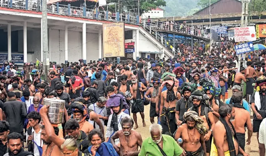  മകരവിളക്ക്‌ ഉത്സവത്തിന്‌ നട തുറന്നത്‌ മുതലുള്ള തിരക്ക്‌ ശബരിമലയിൽ വെള്ളിയാഴ്ചയും തുടർന്നു