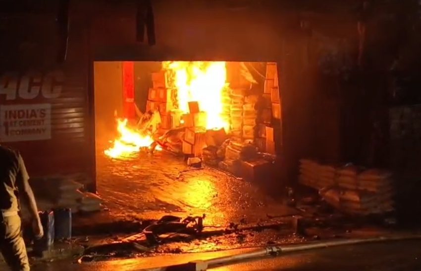  കണ്ണൂർ ചോനാടത്ത് പെയിൻ്റ് ഗോഡൗൺ കത്തി നശിച്ചു; ഒന്നര കോടിയുടെ നഷ്ടമെന്ന് ഉടമ