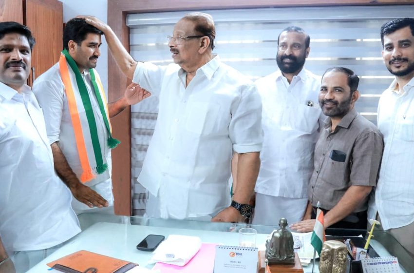  ധർമ്മടം നിയോജക മണ്ഡലം യുഡിഎഫ് സ്ഥാനാർത്ഥി വി.പി. അബ്ദുൾ റഷീദിനെ ഷാൾ അണിയിച്ച് അനുഗ്രഹം നൽകി കെ സുധാകരൻ