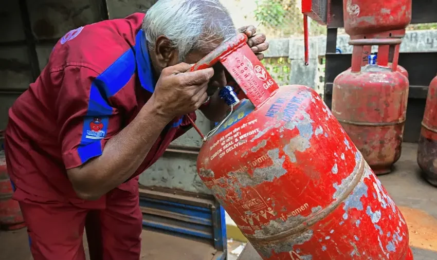  പാചകവാതക പ്രതിസന്ധി രൂക്ഷമായതോടെ സംസ്ഥാനത്തെ ഹോട്ടൽ വ്യവസായം പ്രതിസന്ധിയിൽ