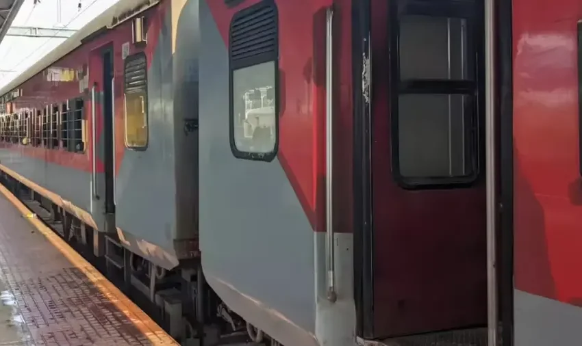  മാനസികാസ്വാസ്ഥ്യമുള്ള യുവതി ട്രെയിനിൽ ഉപേക്ഷിച്ച എട്ടുമാസം പ്രായമായ കുഞ്ഞിനെ സുരക്ഷിത കരങ്ങളിലെത്തിച്ച്‌ യാത്രക്കാരൻ