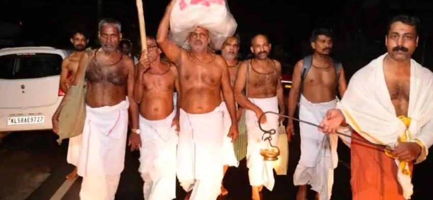  വിളക്കുതിരികളുമായി വിളക്കുതിരി സംഘം കൊട്ടിയൂരി ലേക്ക് പുറപ്പെട്ടു