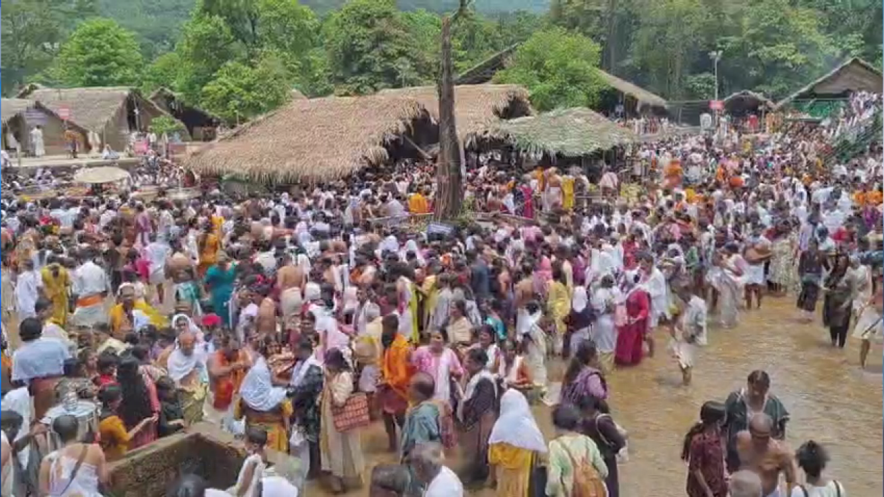  കൊട്ടിയൂരിൽ വൈശാഖ മഹോത്സവം ആരംഭിച്ചതോടെ ജില്ലയിലെ മറ്റ് പ്രധാന ക്ഷേത്രങ്ങളിലും ഭക്തജന തിരക്കേറുന്നു