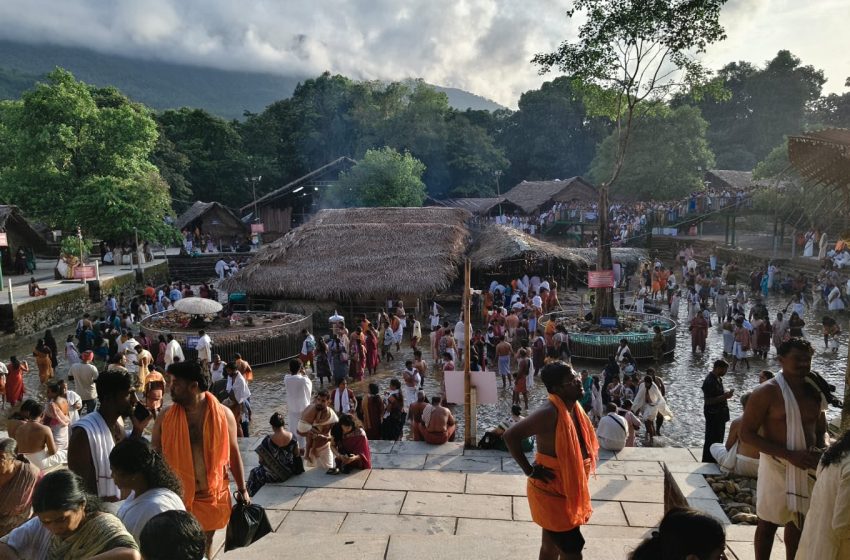  അക്കരെ സന്നിധാനത്ത് ഇന്ന്തിരുവോണം ആരാധന