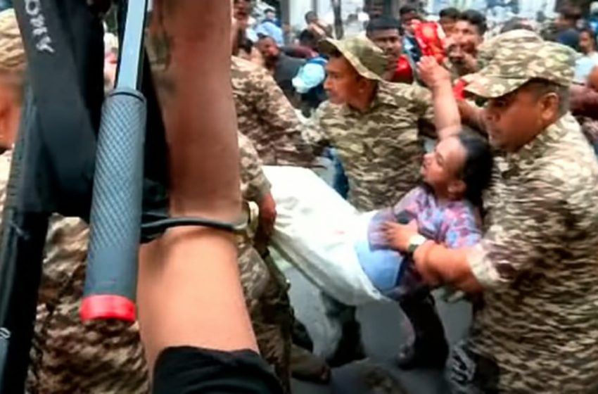  എംപി ജോൺ ബ്രിട്ടാസിനെ കസ്റ്റഡിയിൽ എടുത്ത ശേഷം ബസില്‍ നിന്ന് വഴിയിൽ ഇറക്കിവിട്ട് ദില്ലി പൊലീസ്.