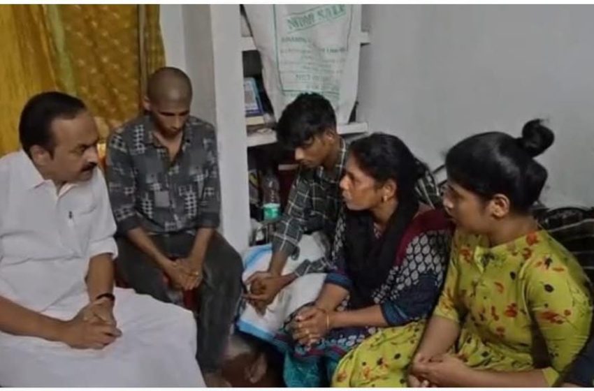  ചേരാനല്ലൂർ അപകടം: കൊല്ലപ്പെട്ട ജയബാലകൃഷ്ണന്റെ കുടുംബത്തെ ആശ്വസിപ്പിക്കാൻ മുഖ്യമന്ത്രി വീട്ടിലെത്തി